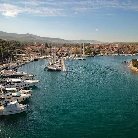 Hvar With Pool Apartment Vrboska