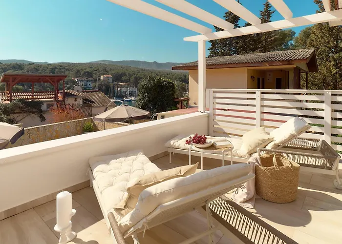 Hvar With Pool Appartement *