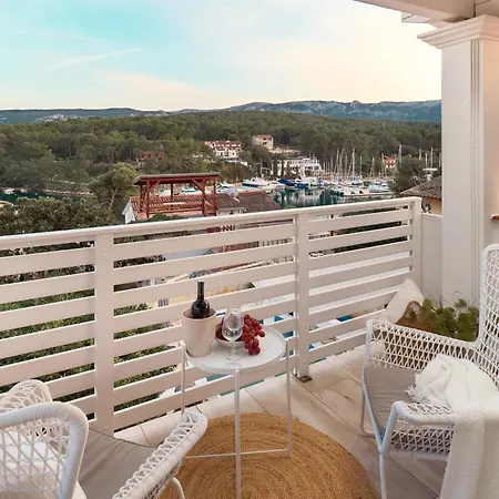 Hvar With Pool شقة